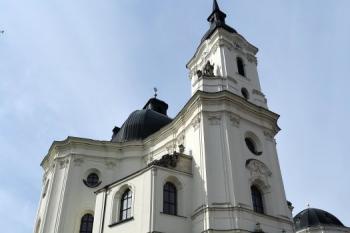 průčelní pohled na chrám (© Jan P. Štěpánek 05/2015)