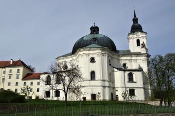 západní fronta chrámu s navazujícím zámkem (© Jan P. Štěpánek 05/2015)