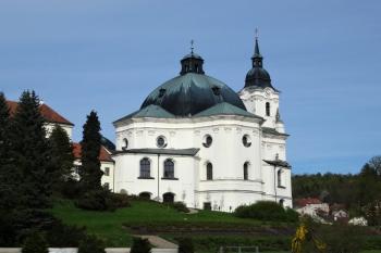 severozápadní pohled na kostel (© Jan P. Štěpánek 05/2015)
