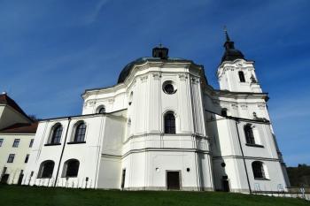 západní průčelí kostela (© Jan P. Štěpánek 05/2015)