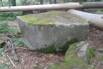 Zajímavý asi 150 cm vysoký balvan. Snad část z hradu, mezi severní a jižní částí (© Ivo Rozehnal 08/2020)