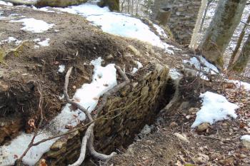 Hradební zeď spojující sev. a jižní palác (© Dušan Dohňanský  02/2023)