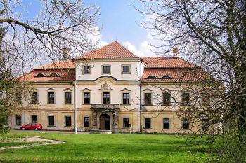 Hlavní průčelí ( © Luděk Pitter 04/2005)