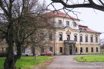 Pohled od zahradní brány ( © Luděk Pitter 04/2005)