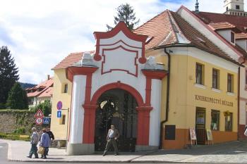 Kaple vestavěná do předpolí Písecké brány ( © Pavel Vítek 05/2006)