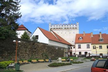 Písecká brána s vnějším pásmem hradeb ( © Pavel Vítek 05/2006)