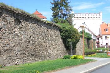 Vnější pás hradeb ( © Pavel Vítek 05/2006)