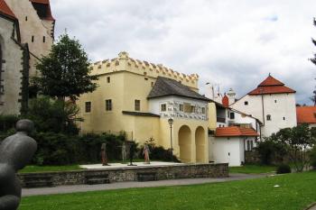 pohled z parku v prostoru mezi bývalou vnitřní a vnější hradbou na vnitřní, starší hradbu a objekty k ní přistavěné. ( © Jan P. Štěpánek 07/2004)