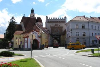 pohled na vnější Dolní (Píseckou) bránu ( © Jan P. Štěpánek 07/2004)