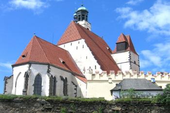 Závěr kostela s městskými hradbami ( © Pavel Vítek 05/2006)