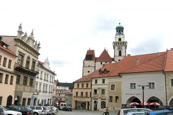 Pohled na kostel z Prachatického náměstí ( © Pavel Vítek 05/2006)