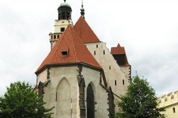 pohled na presbyteriální část kostela z prostoru parkánu ( © Jan P. Štěpánek 07/2004)