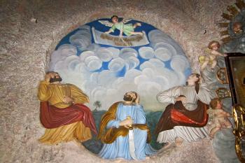Reliéf s výjevem Spící apoštolové v kapli zv. Getsemanská zahrada v kostele Povýšení sv. Kříže. (© Michal Schuster, 11/2012)