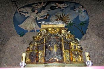 Oltář a reliéf s výjevem Kristus na hoře olivetské v kapli zv. Getsemanská zahrada v kostele Povýšení sv. Kříže. (© Michal Schuster, 11/2012)