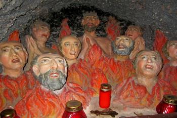 Detail výjevu trpících duší v očistci v podstavci oltáře v kapli zv. Getsemanská zahrada v kostele Povýšení sv. Kříže. (© Michal Schuster, 11/2012)