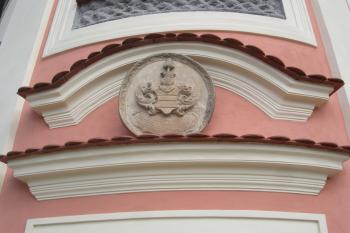 Kamenný erb Šubířů z Chobyně na hlavním průčelí kostela. (© Michal Schuster, 07/2013)