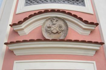 Kamenný erb Saků z Bohuňovic na hlavním průčelí kostela. (© Michal Schuster, 07/2013)