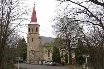 Celkový pohled na kostel směrem od Práčova (© Roman Řezáč 04/2005)