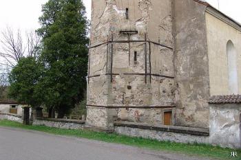 Zpevnění kostelní věže ( © Roman Řezáč 04/2005)