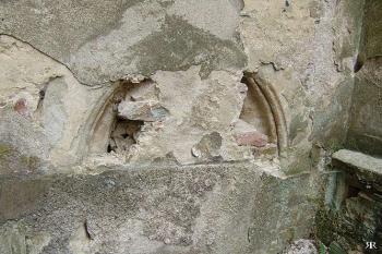 Zazděný portálek v čele kostela ( © Roman Řezáč 04/2005)