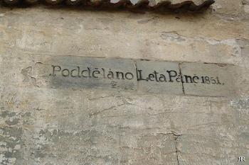 Nápis patrně prozrazující rekonstrukci ( © Roman Řezáč 04/2005)