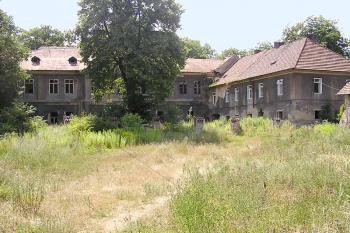 Hlavní průčelí ( © Luděk Pitter 07/2004)