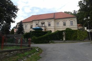 Zámek Jesenec, dřívější středisko panství ( © Ivo Rozehnal 08/2015)