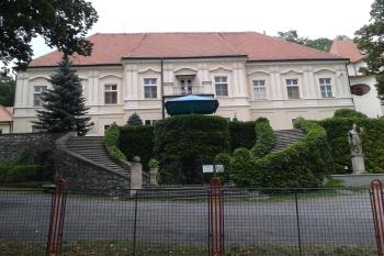 Zámek Jesenec, dnes domov důchodců ( © Ivo Rozehnal 08/2015)