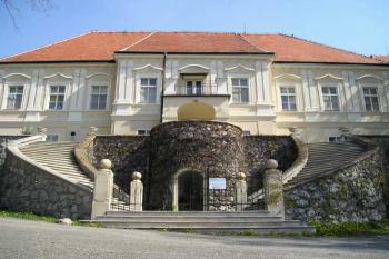 schodiště s integrovanou kaplí a studnou (© de ardoise 05/2005)