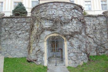 Kaple uprostřed dvouramenného schodiště (© Dušan Dohňanský  04/2021)