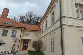 Krátké záp. křídlo s přistavěnou novodobou budovou (© Dušan Dohňanský  04/2021)