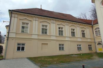 Východní strana propojena pomoci krátkého křídla s kostelem /vpravo/ (© Dušan Dohňanský  04/2021)