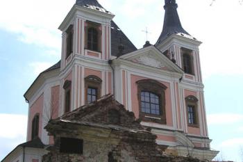 průčelí kostela se zbytkem zdi ambitu (© de ardoise 05/2005)