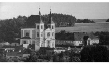 pohled na kostel s klášterem a vesnicí (asi třicátá léta) (© de ardoise 05/2005)