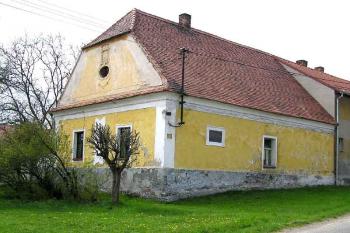 Pohled z ulice ( © Petr Vaculčík 04/2005)