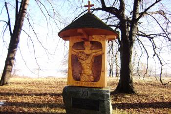 zastavení nové křížové cesty vedoucí lipovou alejí ke kostelu (© Zuzana Holasová, 01/2010)