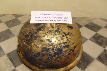 původní makovice věže vystavená v kostele (© Zuzana Holasová, 01/2010)