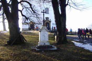 opravený kříž před kostelem (© Zuzana Holasová, 01/2010)
