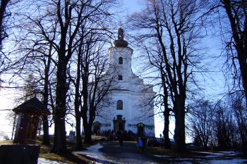 kostel od přístupové cesty lipovou alejí (© Zuzana Holasová, 01/2010)
