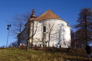 kostel od vyhlídky nad vytěženým kráterem sopky (© Zuzana Holasová, 01/2010)