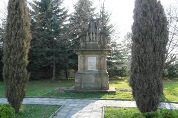 Breinerova hrobka před kostelem (© Jaroslav Šefčík, 04/2009)