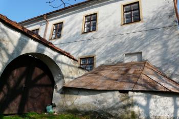 Zadní trakt fary s vjezdem do dvorce (© Jaroslav Šefčík, 04/2009)