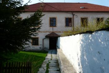 Přilehlá pustá fara (© Jaroslav Šefčík, 04/2009)