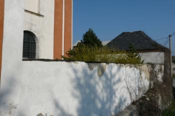 Kostelní zeď s márnicí (© Jaroslav Šefčík, 04/2009)