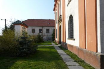 Kostel s farou (© Jaroslav Šefčík, 04/2009)