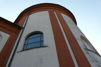 Půlkruhový zadní trakt chrámové lodi (© Jaroslav Šefčík, 04/2009)