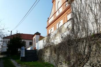 Kostel s farou (© Jaroslav Šefčík, 04/2009)