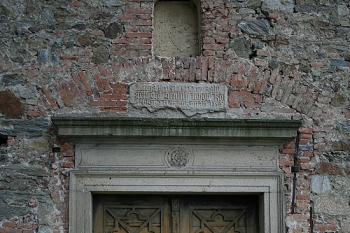 Vstupní portál s datací stavby (© Ivan Grisa, 08/2008)
