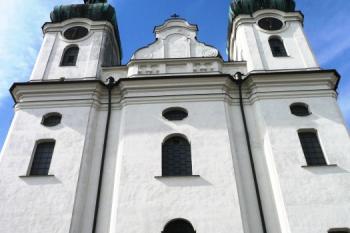 hlavní dvouvěžové průčelí kostela ( © Jan P. Štěpánek 03/2008)