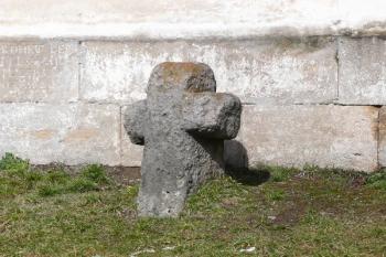 smírčí kříž při jižní frontě kostela ( © Jan P. Štěpánek 03/2008)
